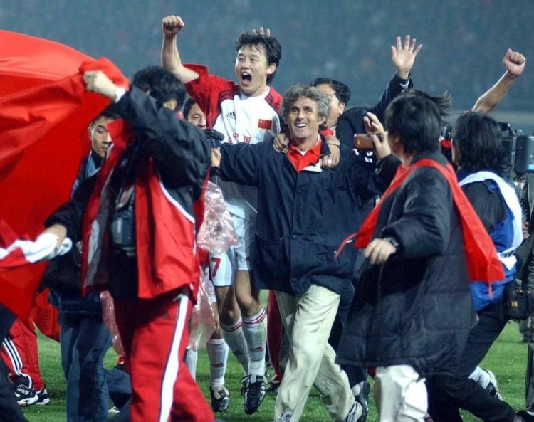 媒体人：德甲中游队年营收约1.5亿欧 中超营收最缺电视转播和卖人